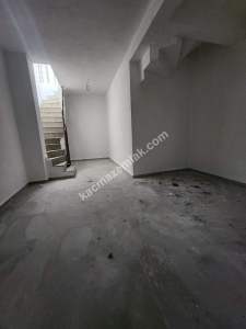 Küçükyalı Mektep Cadde Üzerinde Yeni Bina Depolu Dükkan 19