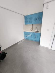 Küçükyalı Mektep Cadde Üzerinde Yeni Bina Depolu Dükkan 17