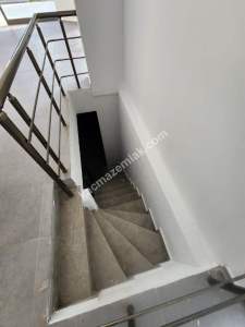 Küçükyalı Mektep Cadde Üzerinde Yeni Bina Depolu Dükkan 11