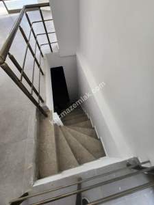 Küçükyalı Mektep Cadde Üzerinde Yeni Bina Depolu Dükkan 3