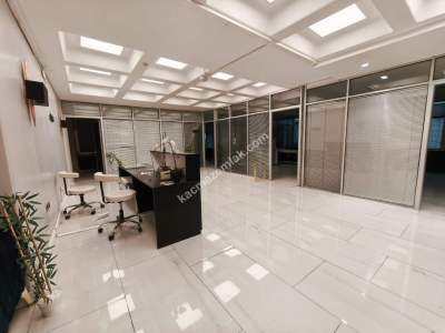 Şişli'de Camlı Plazada Dekorasyonlu, 500 M2 Kiralık 19