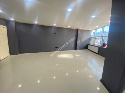 Samandıra Meydanda Camlı Plaza'da Satılık Ofis 1