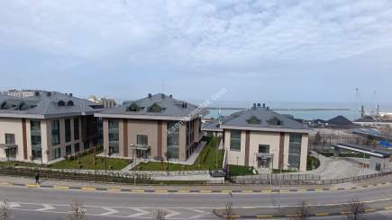 Meydana Yakın Deniz Manzaralı Büro 1