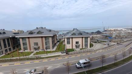 Meydana Yakın Deniz Manzaralı Büro 2