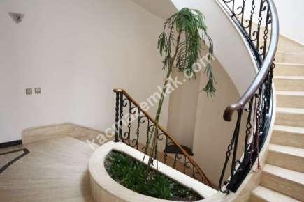 Boğaz Manzaralı, İskeleli, Denize Sıfır 3 Katlı Yalı 24