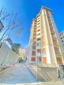 Kadıköy Merdivenköy'de Eşyalı 3+1 Daire 2