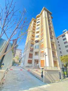 Kadıköy Merdivenköy'De Eşyalı 3+1 Daire