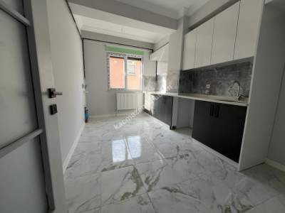 Altıntepe De Ayrı Mutfaklı Katta Sıfır Geniş 1+1 2