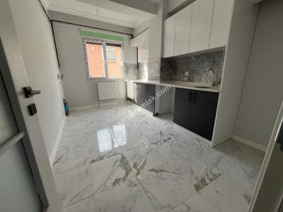 Altıntepe De Ayrı Mutfaklı Katta Sıfır Geniş 1+1 1