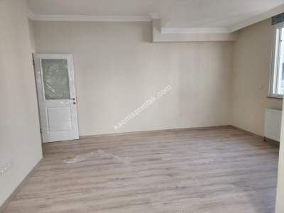 Çınar'da Metroya Yakın Yeni Binada Kiralık 3+1 5