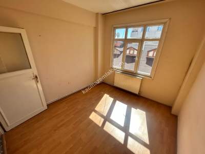 Ünalan Mah 2.Kat 85 M2 Balkonlu Mutfak Yenilenmiş Daire 27