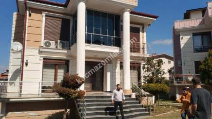 Aliağa Yenişakranda Denize Sıfır Müstakil Kiralık Villa