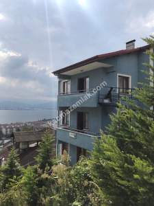 Kocaeli İzmit'te Satılık Deniz Manzaralı 4 Katlı Bina 1