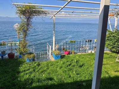 Gemlik Kurşunlu Mah Satılık Denize Sıfır Bahçeli Villa 1