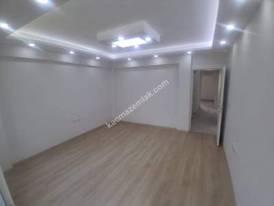 Fatih Hırka-I Şerif'te Asansörlü Yeni Binada 2+1 Daire 14