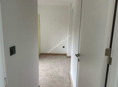 Kadıköy Merdivenköy'de Minibüs Caddesi Yakını Sıfır 5