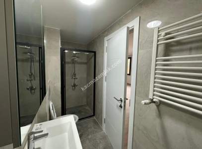 Kadıköy Merdivenköy'de Minibüs Caddesi Yakını Sıfır 8