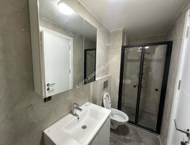 Kadıköy Merdivenköy'de Minibüs Caddesi Yakını Sıfır 9