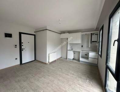 Kadıköy Merdivenköy'de Minibüs Caddesi Yakını Sıfır 2