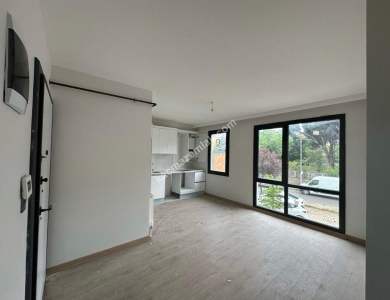 Kadıköy Merdivenköy'de Minibüs Caddesi Yakını Sıfır 3