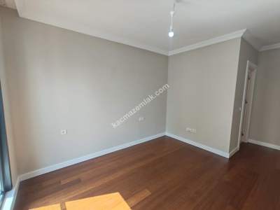 Suadiye'de Caddeye Yakın Sıfır 3+1 Balkonlu 102 Net 7