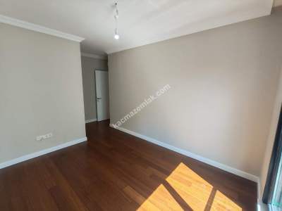 Suadiye'de Caddeye Yakın Sıfır 3+1 Balkonlu 102 Net 10