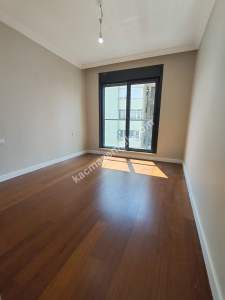 Suadiye'de Caddeye Yakın Sıfır 3+1 Balkonlu 102 Net 6