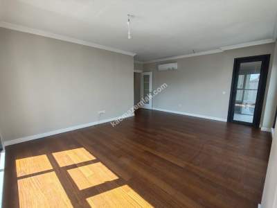 Suadiye'de Caddeye Yakın Sıfır 3+1 Balkonlu 102 Net 27