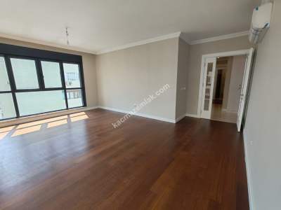 Suadiye'de Caddeye Yakın Sıfır 3+1 Balkonlu 102 Net 30