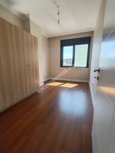 Suadiye'de Caddeye Yakın Sıfır 3+1 Balkonlu 102 Net 14