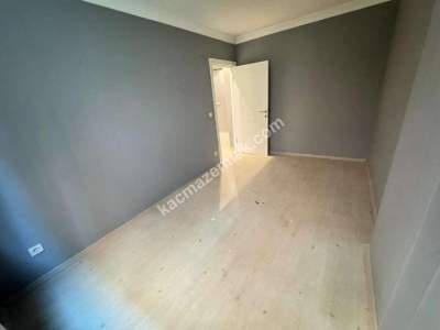 Altıntepe'de 6 Yıllık 1.Kat Ayrı Mutfak Balkonlu 1+1 26