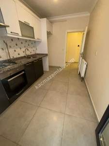 Altıntepe Sahilde Minibüs Yoluna 3.Binada Geniş 3+1 7