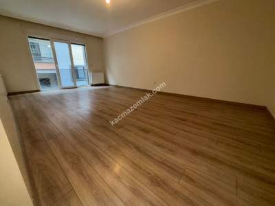 Altıntepe Sahilde Minibüs Yoluna 3.Binada Geniş 3+1 14