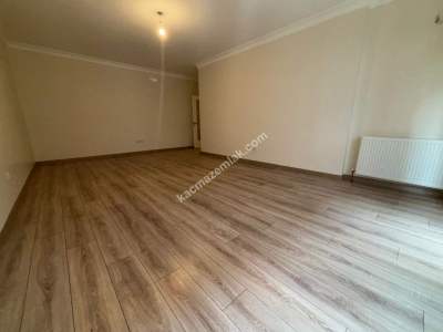 Altıntepe Sahilde Minibüs Yoluna 3.Binada Geniş 3+1 23