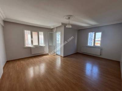 Maltepe Cevizlide Oldukça Geniş Kısmen Tadilatlı Satılı 1