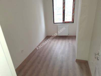 Küçükyalı Metro'da 3+1 Yeni Bina Ön Cephe 12