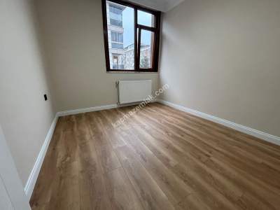 Küçükyalıda Metroya Yakın 10 Yıllık Binada Balkonlu 2+1 13