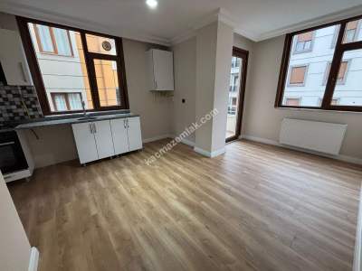 Küçükyalıda Metroya Yakın 10 Yıllık Binada Balkonlu 2+1 9