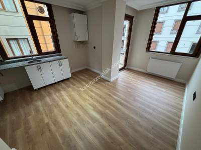 Küçükyalıda Metroya Yakın 10 Yıllık Binada Balkonlu 2+1 6