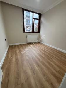 Küçükyalıda Metroya Yakın 10 Yıllık Binada Balkonlu 2+1 4