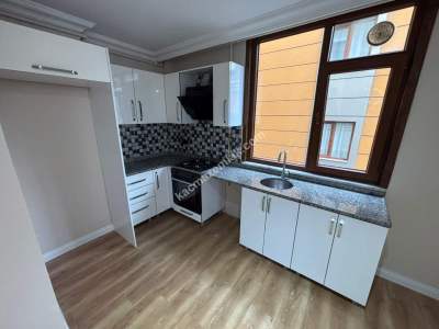 Küçükyalıda Metroya Yakın 10 Yıllık Binada Balkonlu 2+1 2