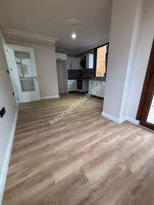 Küçükyalıda Metroya Yakın 10 Yıllık Binada Balkonlu 2+1 1