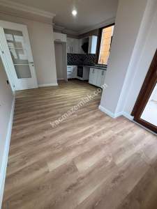 Küçükyalıda Metroya Yakın 10 Yıllık Binada Balkonlu 2+1 3