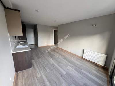 K.yalı Da Yeni Binada Ön Cephe Bahçe Kullanımlı 2+1 5