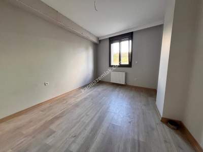 Küçükyalı'da Sıfır Binada Köşe Konumda Ön Cepheli 1+1 7