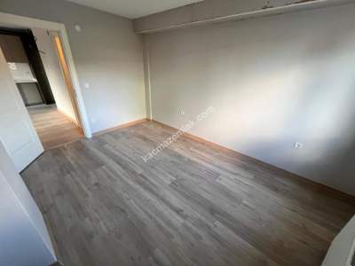 Küçükyalı'da Sıfır Binada Köşe Konumda Ön Cepheli 1+1 10