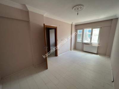 Ümraniye Ekşioğlu Birlik Sitesinde 3+1 Balkonlu Kombili 24