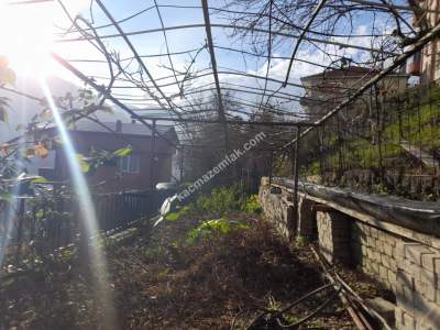 Kilimli Güney Mahallesinde Satılık Bahçeli Kargir Ev 2