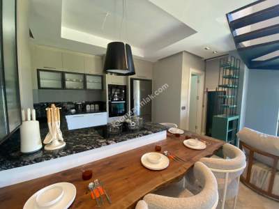 Site İçerisinde Müstakil Tripleks Villa 4+1 12