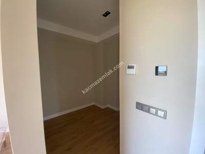 Site İçerisinde Müstakil Tripleks Villa 4+1 27